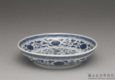 图片[2]-Dish with Indian lotus scrolls in underglaze blue, Qing dynasty, Qianlong reign (1736-1795)-China Archive